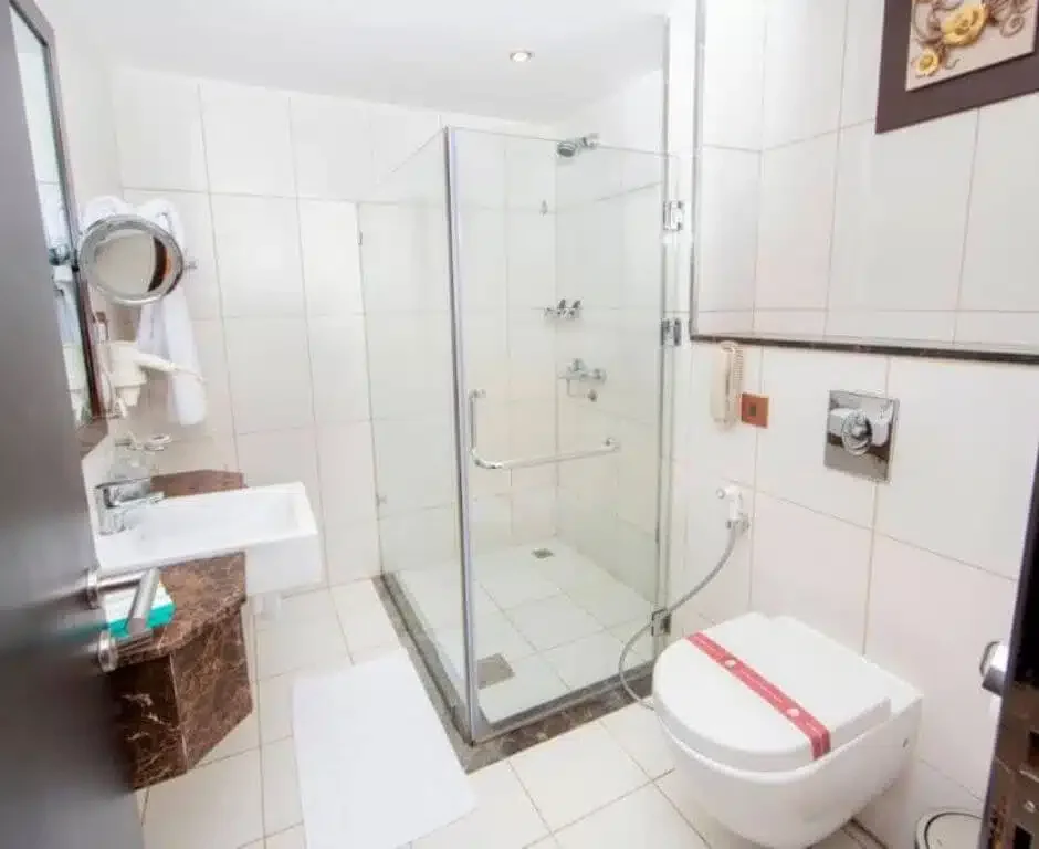 Dallah Taibah Hotel — bathroom