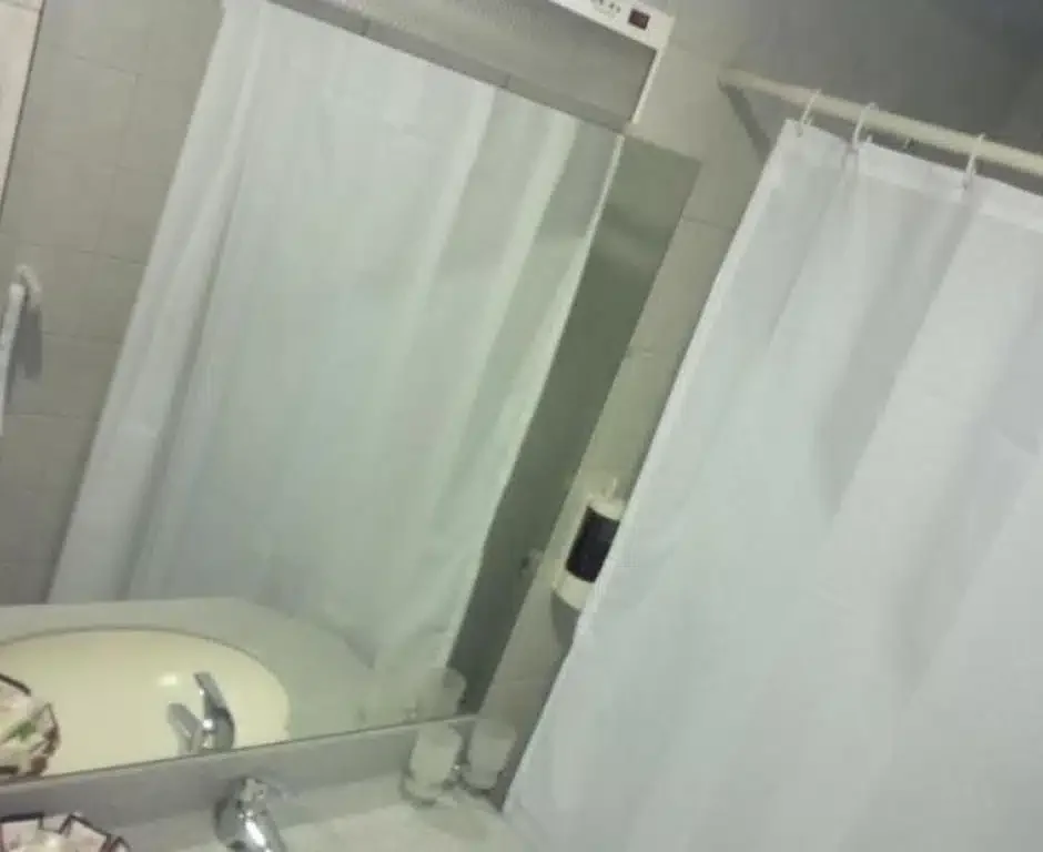 Jawharat Al Rasheed Hotel — bathroom