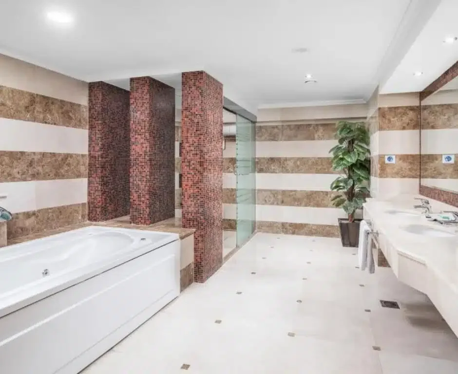 Millennium Al Aqeeq Hotel — bathroom
