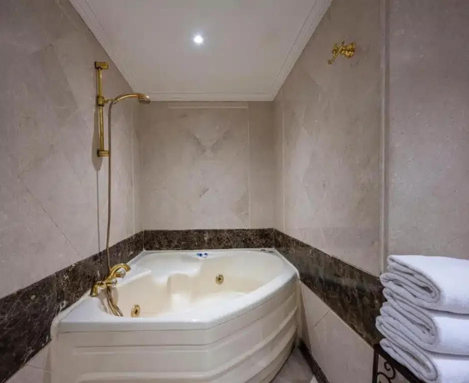 Al Shohada Hotel — bathroom