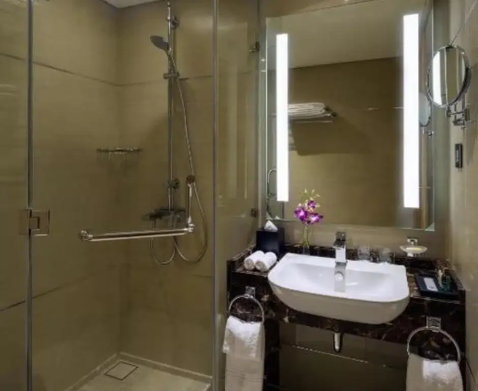 Sheraton Makkah Jabal Al Kaaba Hotel — bathroom