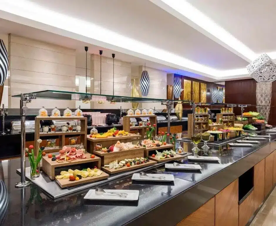 Swissotel Hotel Makkah — buffet area